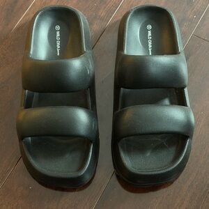 NEW - Wild Diva Lounge- Black Slide Sandals - Woman's Size 10